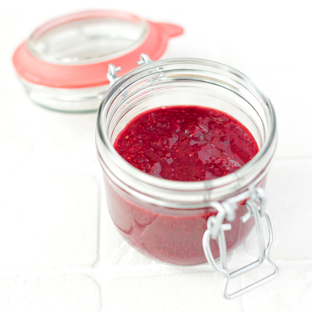 Chia jam is een gezond alternatief als broodbeleg of topping voor yoghurt, kwark en havermoutpap. Chia jam is daarnaast ook koolhydraatarm!