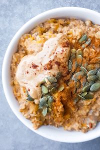 Een koude dag vraagt om een warm ontbijt recept. Ontbijt met havermout, pompoen en koek-en speculaaskruiden en je hebt een heerlijk vullende pap dat je voldoende energie geeft voor de rest van de dag.