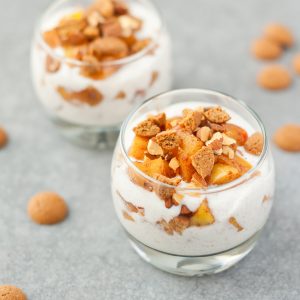 Recept voor een heerlijk toetje! Gebakken appels met amandelen, kruidnoten en kaneelyoghurt