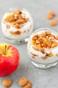 Recept voor een heerlijk toetje! Gebakken appels met amandelen, kruidnoten en kaneelyoghurt