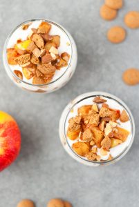 Recept voor een winters toetje met gebakken appel en kaneelyoghurt.