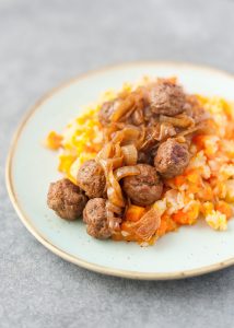 Een heerlijk voedzaam recept voor hutspot met knolselderij om je weer warm te krijgen tijdens de winter.