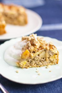 Gezonde taart als ontbijt! Bekijk hier het recept voor een verantwoorde appel havermout taart.