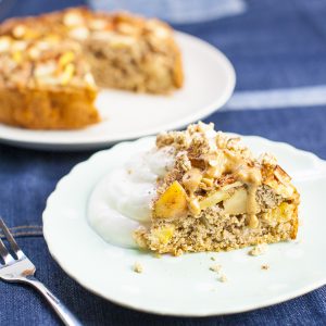 Gezonde taart als ontbijt! Bekijk hier het recept voor een verantwoorde appel havermout taart.