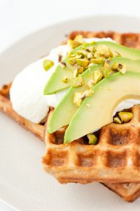 Gezonde wafels bakken met boekweitmeel, havermout en karnemelk. Met een heerlijke topping van kwark, avocado en pistchenoten.
