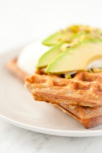 Gezonde wafels bakken met boekweitmeel, havermout en karnemelk. Met een heerlijke topping van kwark, avocado en pistchenoten.
