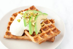 Gezonde wafels bakken met boekweitmeel, havermout en karnemelk. Met een heerlijke topping van kwark, avocado en pistchenoten.