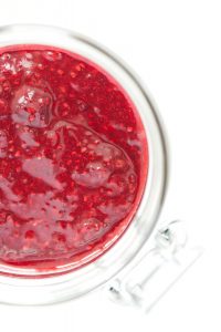 Chia jam is een gezond alternatief als broodbeleg of topping voor yoghurt, kwark en havermoutpap. Chia jam is daarnaast ook koolhydraatarm!