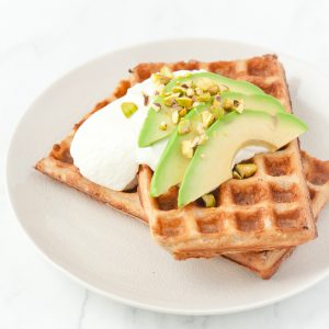 Wafels van boekweitmeel, havermout en karnemelk. Met kwark, avocado en pistachenoten.