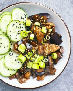 Makkelijk en snel recept voor een gezonde wokschotel met pittige kip en aubergine
